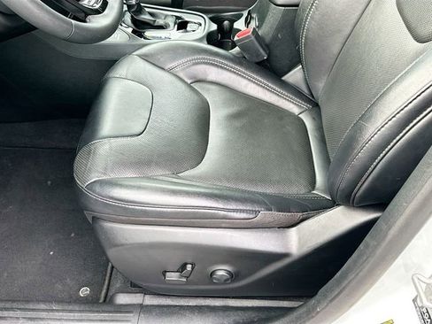 Used 2023 Jeep Cherokee Altitude Lux image 18