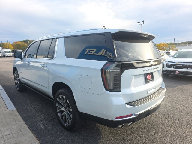 Used 2026 Chevrolet Suburban High Country AWD/4WD image 4