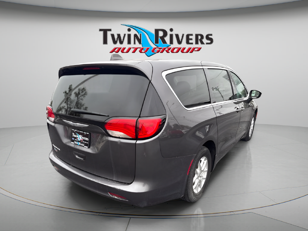 Used 2017 Chrysler Pacifica Touring FWD image 4