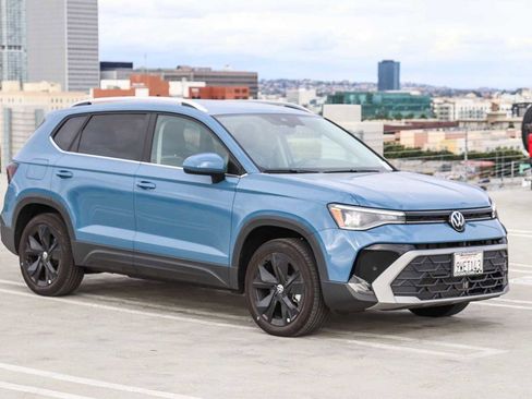 New 2025 Volkswagen Taos SE w/ Black Wheel Package FWD image 3