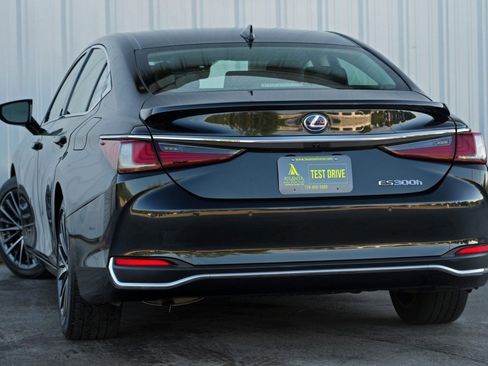 Used 2022 Lexus ES 300h w/ Premium Package image 5