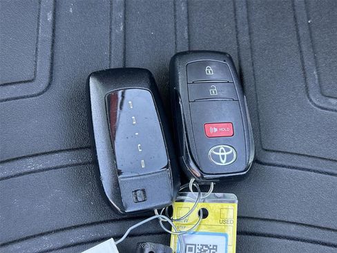 Used 2023 Toyota Prius XLE FWD image 22