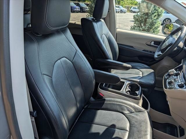 Used 2022 Chrysler Pacifica Touring-L w/ Uconnect Theater Family Group FWD image 12