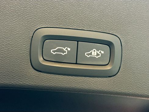 Used 2025 Volvo XC40 B5 Core image 32