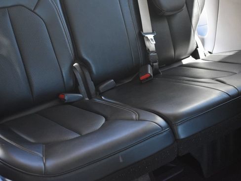 Used 2024 Chrysler Pacifica Touring-L FWD image 30