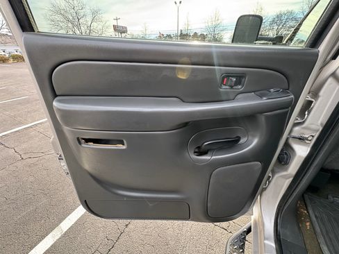 Used 2006 Chevrolet Silverado 2500 LT w/ Heavy-Duty Power Package image 18