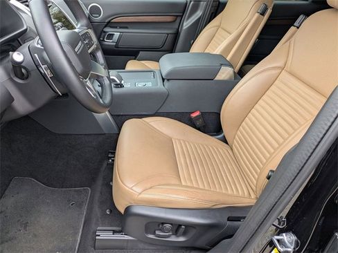 Used 2024 Land Rover Discovery Dynamic SE image 12