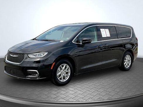 Used 2023 Chrysler Pacifica Touring-L FWD image 3