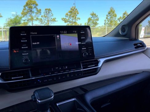 Used 2021 Toyota Sienna Limited image 35