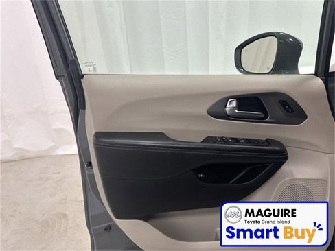 Used 2022 Chrysler Pacifica Touring-L image 19