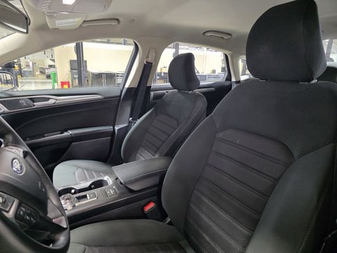 Used 2019 Ford Fusion SE image 2