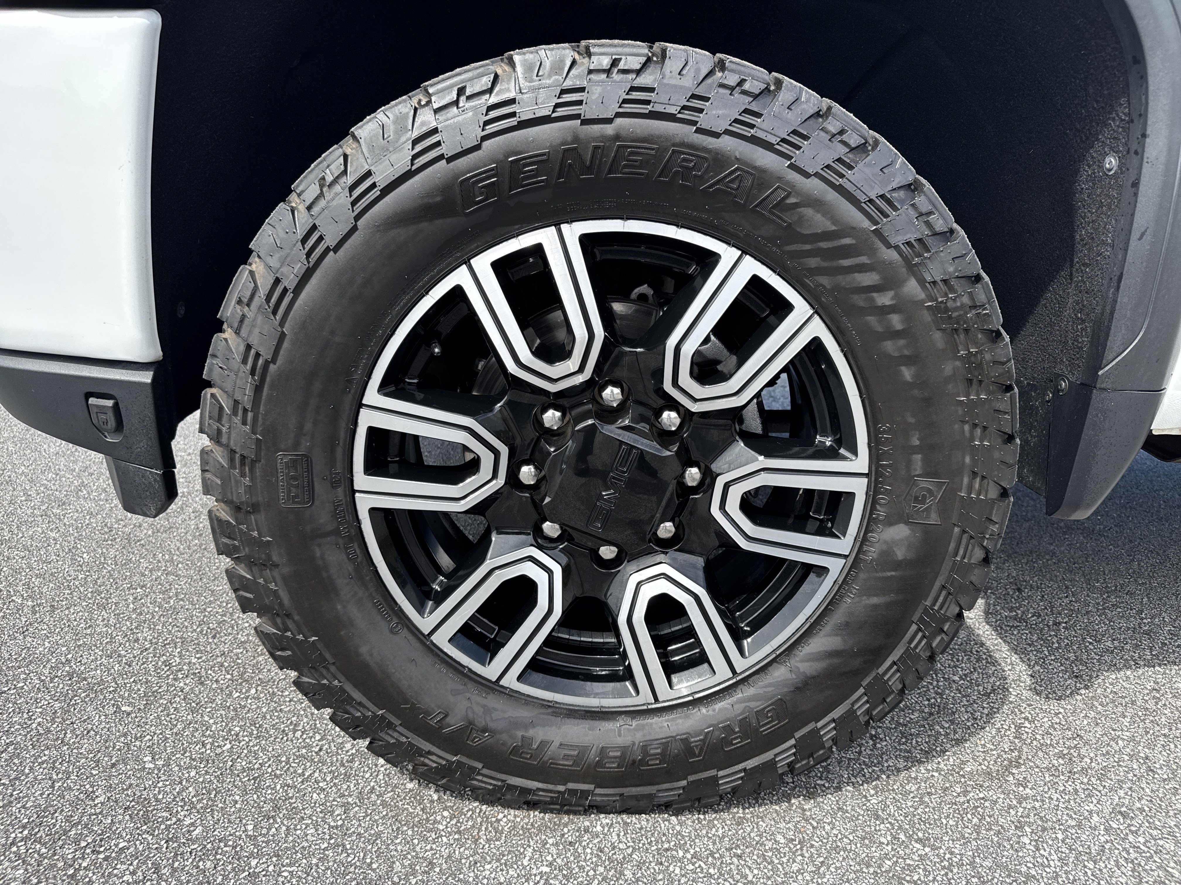 Used 2022 GMC Sierra 3500 AT4 w/ AT4 Preferred Package AWD/4WD image 13