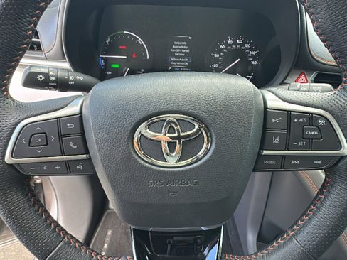 Used 2021 Toyota Sienna XSE image 18