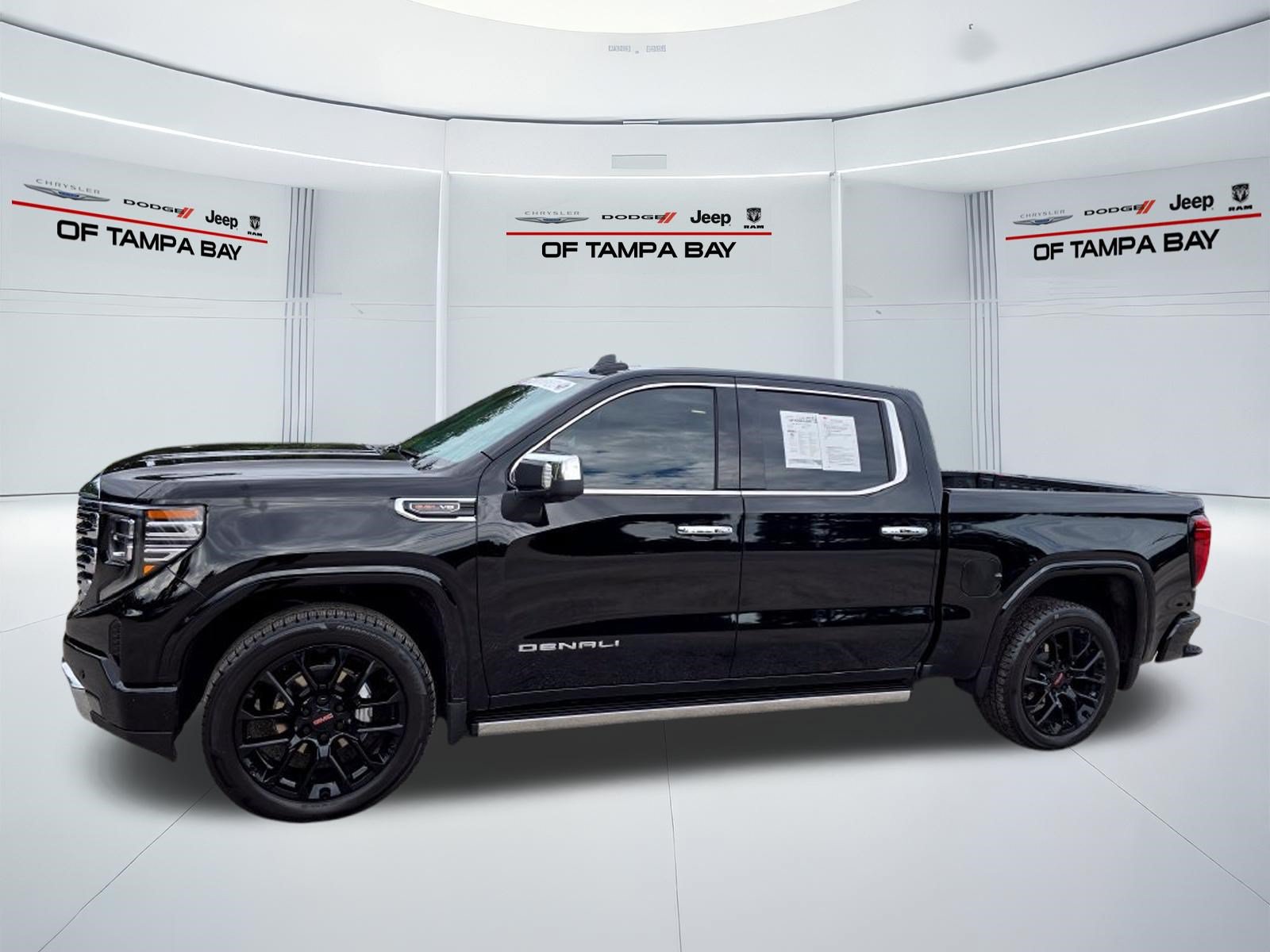 Used 2025 GMC Sierra 1500 Denali AWD/4WD image 3