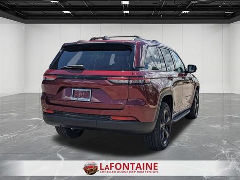 Used 2023 Jeep Grand Cherokee Altitude AWD/4WD image 5