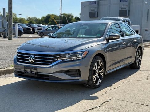 Used 2021 Volkswagen Passat 2.0T SE FWD image 2