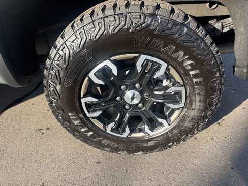 Used 2025 Chevrolet Silverado 1500 ZR2 w/ Technology Package image 33