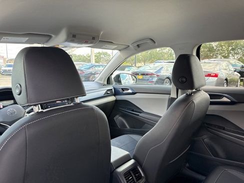 Used 2024 Volkswagen Taos SE image 19