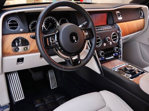 Used 2023 Rolls-Royce Cullinan w/ Cullinan Package image 22