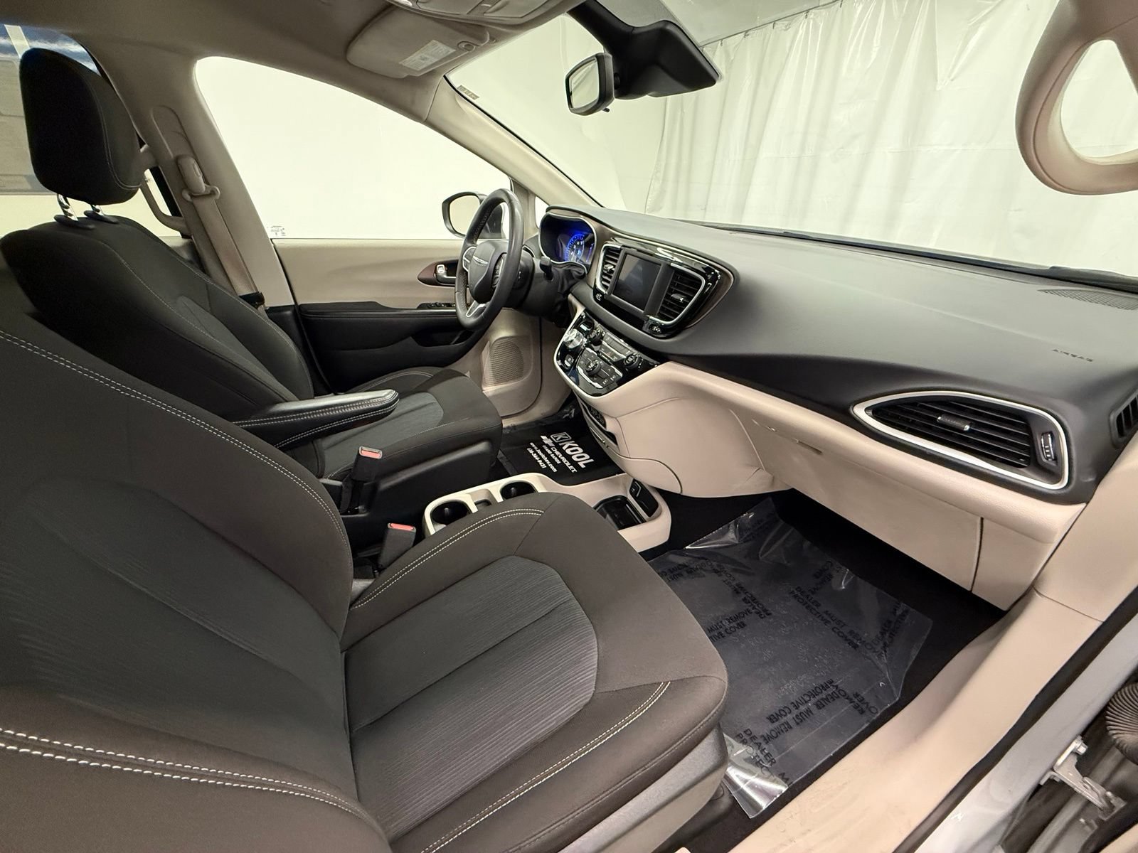 Used 2023 Chrysler Voyager LX FWD image 8
