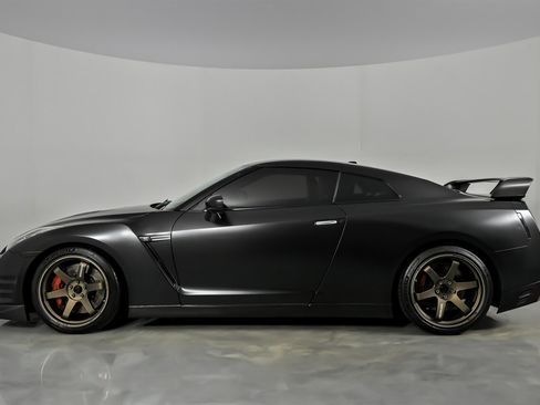 Used 2012 Nissan GT-R Premium image 8