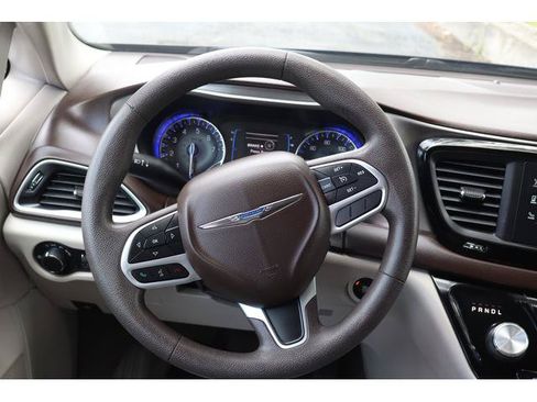 Used 2017 Chrysler Pacifica Touring FWD image 9