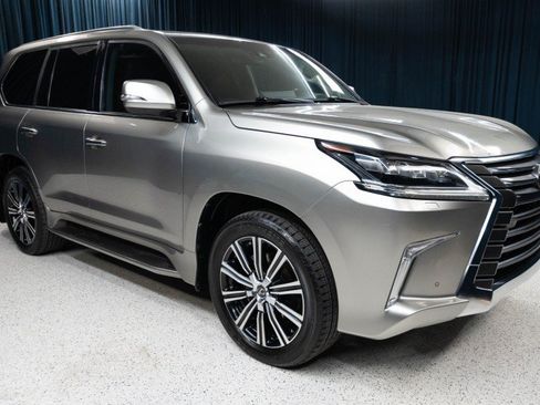 Used 2019 Lexus LX 570 4WD w/ Luxury Package image 3