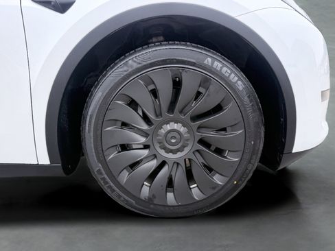 Used 2023 Tesla Model Y Long Range image 10