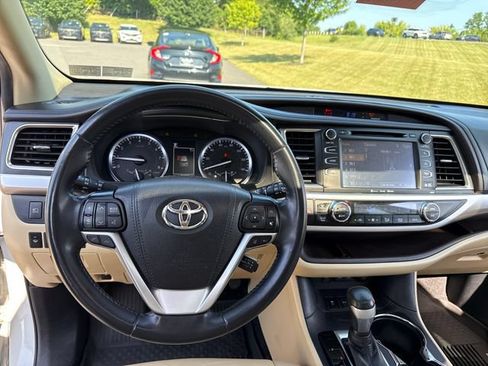 Used 2019 Toyota Highlander XLE AWD/4WD image 20