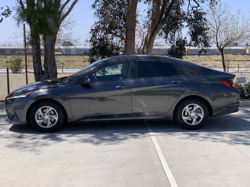 Used 2021 Hyundai Elantra SE image 4