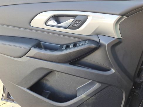 Used 2023 Chevrolet Traverse LT image 17