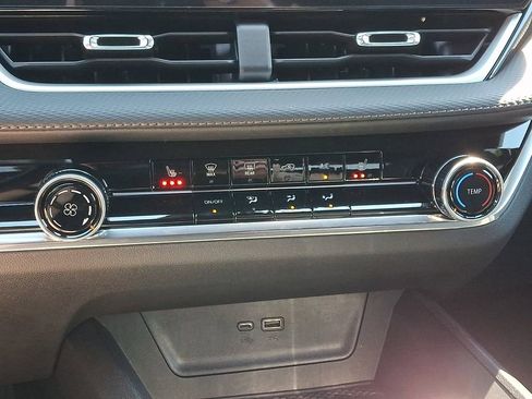 Used 2025 Chevrolet Equinox LT w/ Safety and Technology Package FWD image 17