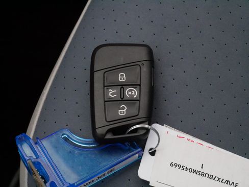 Used 2025 Volkswagen Jetta SE w/ Sunroof Package FWD image 31