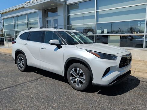 Used 2022 Toyota Highlander XLE AWD/4WD image 2