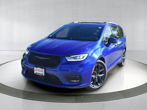 Used 2021 Chrysler Pacifica Touring-L w/ Uconnect Theater Family Group FWD image 1