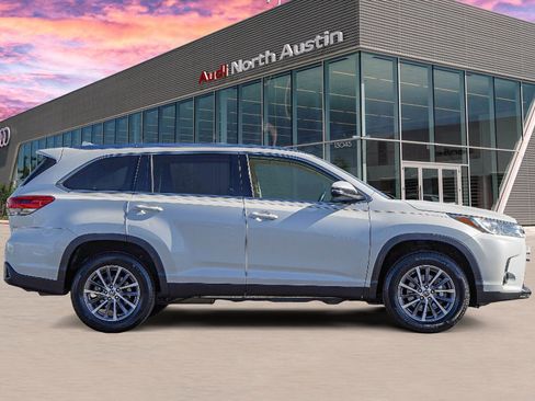 Used 2019 Toyota Highlander XLE image 3