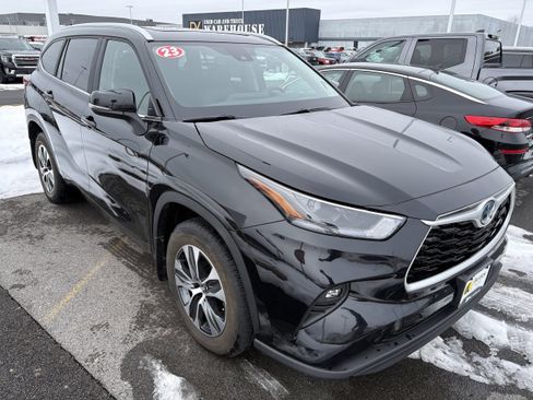 Certified 2023 Toyota Highlander XLE image 2