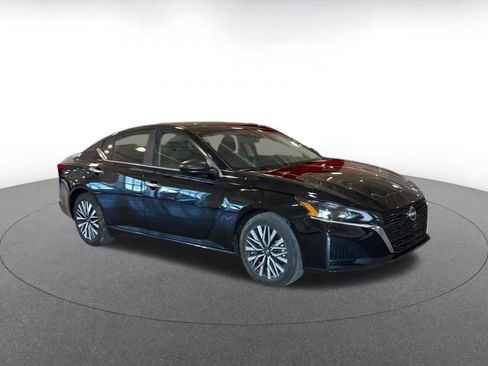 Used 2025 Nissan Altima 2.5 SV image 2