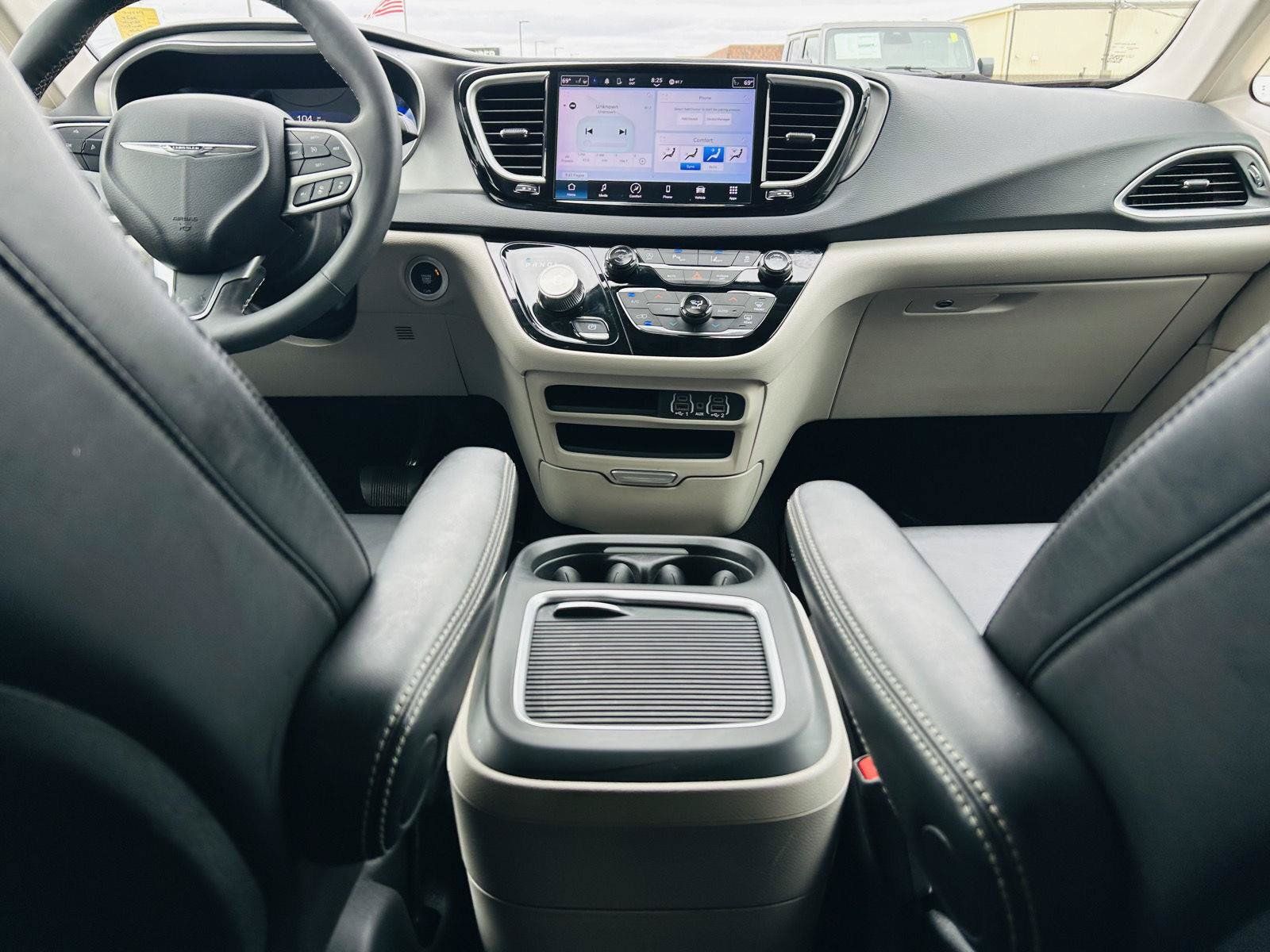 Used 2024 Chrysler Pacifica Touring-L FWD image 25