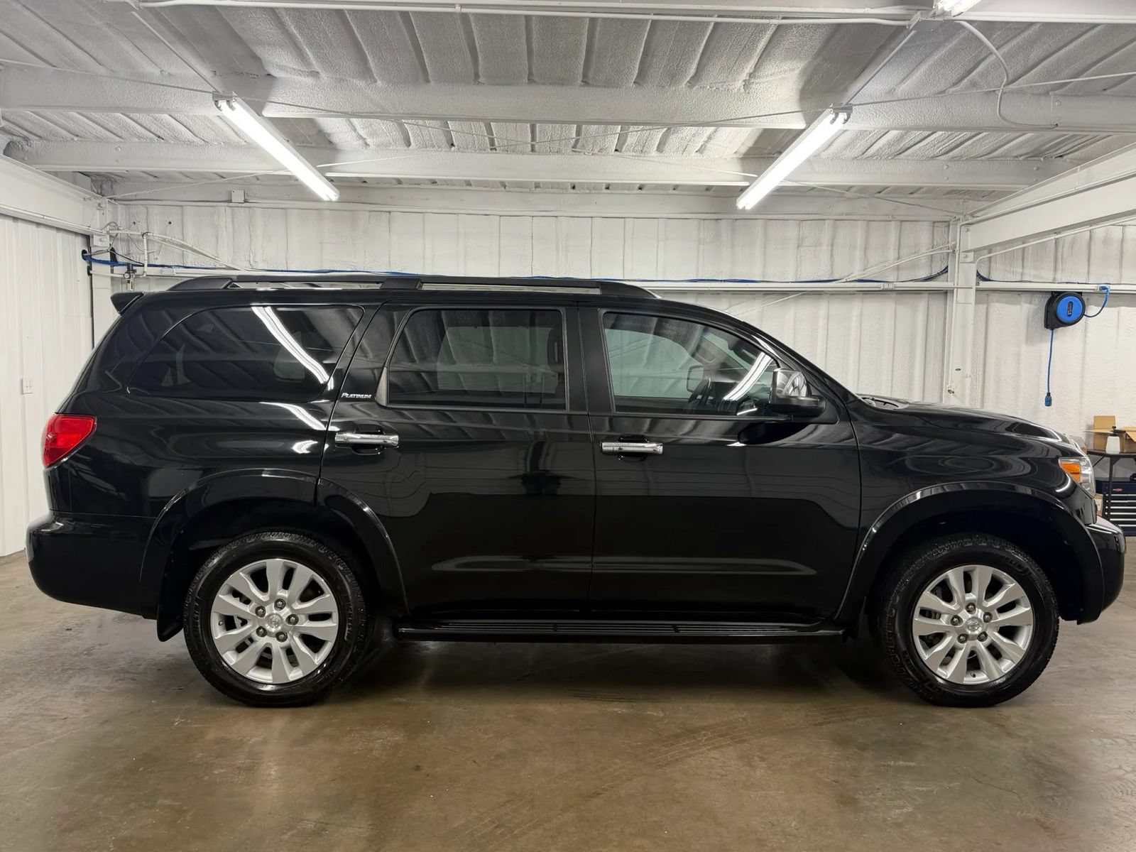 Used 2017 Toyota Sequoia Platinum AWD/4WD image 3