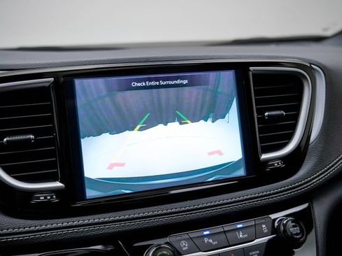 Used 2025 Chrysler Pacifica Limited FWD image 31