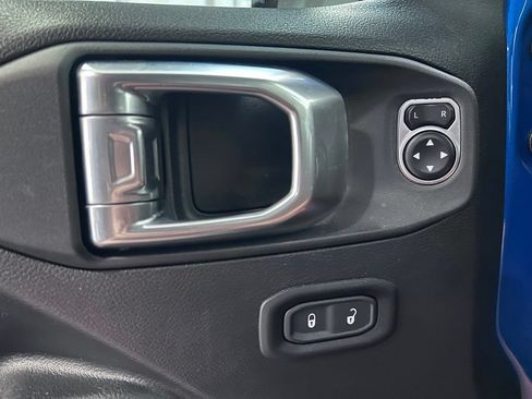Used 2024 Jeep Gladiator Rubicon w/ Technology Group AWD/4WD image 5