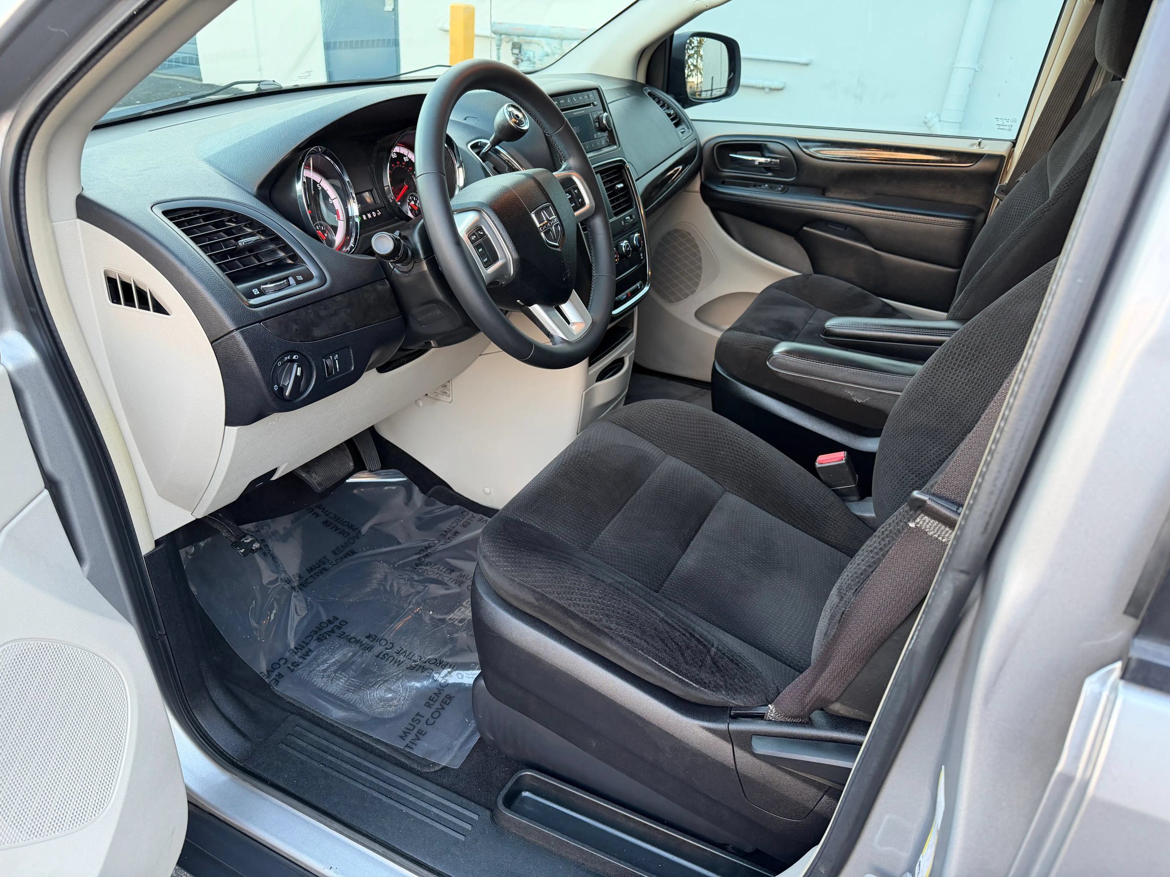 Used 2016 Dodge Grand Caravan American Value Package w/ UConnect Hands-Free Group FWD image 7