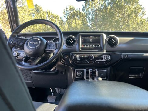 Used 2022 Jeep Gladiator Sport image 20