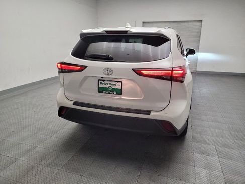 Used 2020 Toyota Highlander XLE FWD image 7