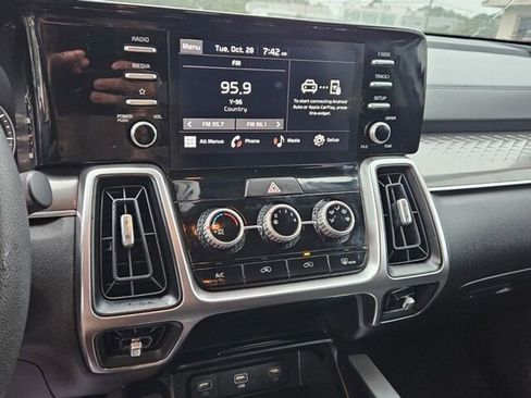 Used 2023 Kia Sorento LX image 20