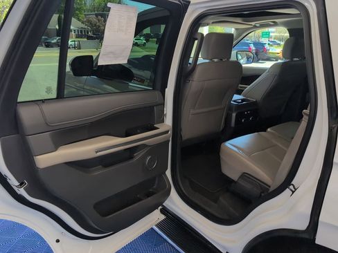 Used 2019 Ford Expedition XLT w/ Equipment Group 202A AWD/4WD image 24