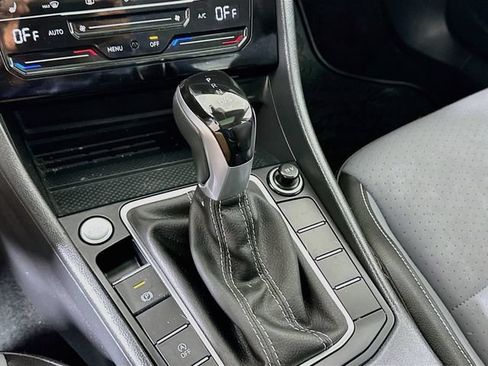 Used 2025 Volkswagen Jetta SE w/ Sunroof Package FWD image 16
