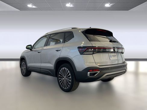 New 2026 Volkswagen Taos SE image 3