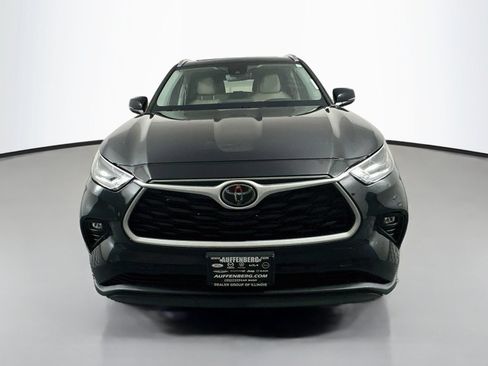 Used 2021 Toyota Highlander XLE FWD image 2